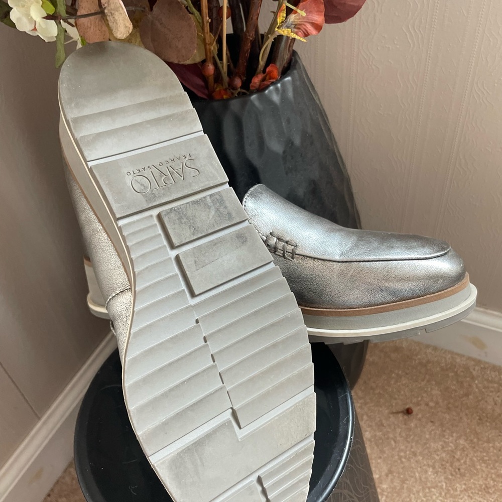 These shoes are a size 7 they’ve been very lightly used.